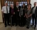 Bild: fua
Im Kreise ihrer Verwandten und Freunde stießen Gudrun und Wolfgang Richter nach dem Gottesdienst in der Evangelischen Erlöserkirche auf ihren Ehrentag an, bevor sie sich mit ihrer Familie zum gemeinsamen Mittagessen aufmachten.