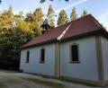 Bild: hzi
Die Heinersreuther Waldkapelle kurz nach Sonnenaufgang.
