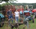 Bild: frd
Landwirtschaftliche Fahrzeuge und Gerätschaften in allen Variaten gab's bei der Oldtimerausstellung zu entdecken. Während einige der alten Traktoren auf diesem Bild noch heute in Gebrauch sind, ist es der „Erdäpflroder“ im Vordergrund wohl eher nicht mehr.