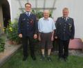 Bild: Matthias Wild/exb
Vertreter der Feuerwehr Schwarzenbach gratulierten Ernst Harnisch zum 95.Geburtstag (von links): Vorsitzender Stefan Schmidkonz, Jubilar Ernst Harnisch und Kommandant Thomas Schüssler.