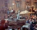 Bild: dpa
21. August 1968. Russische Panzer rollen in Prag ein. Für Millionen Tschechen ist der Traum von einer demokratischen Zukunft ausgeträumt. Staatssekretär Dubcek hatte einen „Sozialismus mit menschlichem Antlitz“ verwirklichen wollen und zahlreiche Reformen eingeleitet. Doch die Sowjetunion befürchtete den Ausbruch der Tschechoslowakei aus dem sozialistischen Bündnis.
