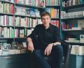 Bild: Michelle Olaya
Zwischen seinen Büchern fühlt sich Ralf Volkert am wohlsten. Für sein Engagement wurde er jetzt für den deutschen Buchhandlungspreis nominiert – als einzige Buchhandlung in der Oberpfalz.