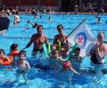 Bild: weu
Die Schwimmtrainer Reinhard Klein, Martina Baumer und Christina Grundler (von links) freuten sich über die Begeisterung der Kinder für das Schwimmen und zeigten sich über die Ergebnisse sehr zufrieden.