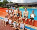 Bild: CSA Tirschenreuth/exb
Urkunden und Preise gab es für die besten Teilnehmer am Wettrutschen. Im Bild die Sieger mit Tobias Weiß vom Jugendrat (hinten, Dritter von links) sowie dem Sport- und Jugendbeauftragten der Stadt, Huberth Rosner.
