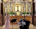 Bild: do
Bozhena Korchynska (Flöte) und Bohdan Kozhushko (Akkordeon) bieten mit einer temperamentvollen Interpretation extravaganter Werke vor den Stufen des Hochaltars der Klosterkirche Speinshart heiteres Musizieren der Meisterklasse.