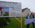 Bild: jr
Auf einem Grundstück an der Ecke Großbüchlberger Straße/Robert-Schumann-Straße errichtet die Lanz GmbH & Co. KG eine Wohnanlage mit elf barrierefreien Eigentumswohnungen. Investor Werner Lanz (rechts) und Bürgermeister Roland Grillmeier stellten das Projekt vor.