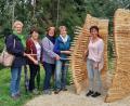 Bild: rha
Die Mitglieder der Eine-Welt-Kommission des katholischen Frauenbundes der Diözese Regensburg waren beeindruckt von den völkerverbindenden Elementen des Kunstpfads in den Vilsauen, wie es die Holzskulptur aus deutscher Eiche und tschechischer Linde von Katerina Kubalova symbolisiert. Im Bild von links: Jolande Rappert, Angelika Scherr, Bezirksvorsitzende Margret Hirsch, Kommissionsleiterin Elisabeth Flogaus und Maria Wittmann.