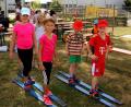 Bild: zer
Ski fahren im Sommer auf Gras, dabei mussten die Kinder geschickt sein, weil sie einen Partner auf ihren Skiern stehen hatten.