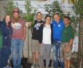 Bild: slh
Beim Brunnenfest übergaben die Hobby-Rancher Weihern mit Vorsitzendem Bernhard Baier (links) sowie Stellvertreter Thomas Blau (rechts) an sechs Familien, die neu gebaut haben, jeweils einen Obstbaum für die Gartengestaltung.