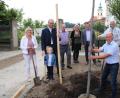 Bild: prh
Mit der Silberlinde pflanzt der Vorstand des Kreisverbandes für Gartenbau und Landespflege mit Albert Nickl (vorne) an der Spitze sehr zur Freude von Landrat Andreas Meier (Dritter von links) einen Zukunftsbaum, der den veränderten Klimabedingungen trotzen soll.