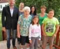 Bild: hl
Die Urenkel Jonas und Leah beglückwünschen Hedwig Scharnagl (vorne von rechts) ebenso zum 85. Geburtstag wie zweiter Bürgermeister Hermann Schraml, die Enkelinnen Silvia und Lydia sowie Tochter Rita (hinten von links).