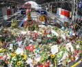 Bild: Arne Dedert/dpa
Nach der tödlichen Attacke auf einen acht Jahre alten Jungen: ein Meer aus Blumen, Kuscheltieren und Beileidsbekundungen am Gleis 7 des Hauptbahnhofs in Frankfurt.