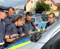 Bild: Wolfgang Steinbacher
Besprechung zur Vorbereitung der Evakuierung: Der stellvertretende Leiter der Amberger Polizeiinspektion, Oberkommissar Andreas Weidauer (links), leitete den Einsatz.