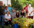 Bild: ak
Die OGV-Mitglieder und der Vorstand beim Kräuterbuschenbinden.