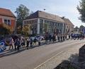 Bild: gz
Beim Kirchenzug folgten hinter den Ministranten mit dem Kreuz das Blechbläserensemble, der Bürgermeister mit den Gemeinderäten, die kirchlichen Vertreter und hinter den Fahnenabordnungen der Vereine die Geistlichen mit Ministranten.