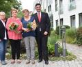 Bild: hcz
Rotkreuz-Kreisgeschäftsführer Sandro Galitzdörfer (rechts) und seine Stellvertreterin Edeltraud Sperber (links) danken den langjährigen Mitarbeiterinnen im BRK-Senioren- und Pflegeheim Helga Imbs (Zweite von links) und Heidemarie Haller.