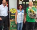 Bild: hcz
Brauereivertreter Heiner Nachtmann (links) und FC-Weiden-Ost-Vorsitzender Franz Bäumler begrüßen Sandra Weiß als neue Pächterin des Sportheims.