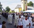 Bild: mmj
Priester und Ehrengäste ziehen mit den Vereinsabordnungen und Gläubigen zum Kalvarienberg.