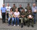 Bild: öt
(SRK Nsg – KK-Vereinsmeisterschaft)
Die besten Schützen der Kleinkaliber-Meisterschaft der SRK Neusorg durften Preise entgegen nehmen. Unser Bild zeigt Angela Kastner (sitzend von links), Agnes Legath, Siegfried König und Erich Müller. Zweiter Bürgermeister Dr. Günther Fütterer (stehend von links) beglückwünschte auch Alois Würstl, SRK-Vorsitzenden Norbert Schwarz, Ralf Kastner, Florian Heinl und Josef Legath zu ihren errungenen Preisen.