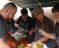 Bild: trj
Leckerer Braten, zubereitet im Holzbackofen im Pfarrhof, ist beim Dorffest der Renner. Die Frauen vom Oberpfälzer Waldverein haben beim Anrichten alle Hände voll zu tun.