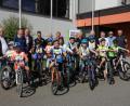 Bild: frd
Viele Helfer (im Hintergrund) haben für die Kinder einen Fahrradparcours aufgebaut und sie eine Gefahren-Schnellbremsung, das Umfahren von Hindernissen oder die Reaktion auf ein unvorhersehbares Ereignis im Straßenverkehr üben lassen. 
Für alle gab es Urkunden, für die Besten Siegermedaillen.