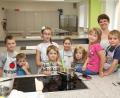 Bild: njn
Viel Spaß hatten die jungen Teilnehmer beim Kinderkochkurs mit Diplom-Ökotrophlogin Kristina Heinzel-Neumann.