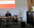 Bild: Köppl
Für den 10. Juni hatte der Zweite Schützenmeister Günter Gilch (am Rednerpult) eine außerordentliche Mitgliederversammlung einberufen, nachdem am 26. März Schützenmeister Albert Kiener um die Einberufung einer solchen Zusammenkunft gebeten worden war. Er hatte darauf nicht reagiert, obwohl seinerzeit 76 Mitglieder diese Forderung unterschrieben hatten. Die am 10. Juni erfolgte Abberufung von Albert Kiener wurde jedoch nicht rechtswirksam, weil das Registergericht Amberg im Nachhinein festgestellt hatte, dass die Versammlung nicht beschlussfähig war. Sitzend der seinerzeit designierte neue Schützenmeister Achim Schallmoser und Beiratsmitglied Kathrin Schallmoser.