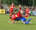 Bild: gb
Der SV Mitterteich unterlag am Freitagabend dem Tabellenzweiten 1. SC Feucht mit 0:3. In dieser Szene stürzt Gästespieler Philipp Spießl im Zweikampf über den Mitterteicher Torwart Fabian Scharnagl.