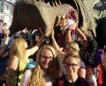 Bild: exb/Stefan Kuhn
Eva und Philipp gehen auf Tuchfühlung mit dem Further Drachen.