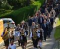 Bild: dob
Ein langer Kirchenzug mit der Blaskapelle "Bayrisch Blech" voran bewegte sich vom Feuerwehrhaus über die Anhöhe zur Pfarrkirche.