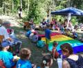 Bild: u
Durch die von Stadtpfarrer Hans-Peter Bergmann (links) geleitete Abschlussandacht des St.-Wolfgang-Kindergartens an der Kreuzigungsgruppe am Kalvarienberg zieht sich das Thema „Das Leben ist bunt wie ein Regenbogen“ wie ein roter Faden. Zu jeder von den Elternbeiräten vorgetragenen Fürbitte rollen die Kinder ein Tuch mit einer der Regenbogenfarben aus.
