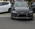 Bild: dob
Unfall in Vohenstrauß: Aufgrund der Kollision wurde der Audi den parkenden weißen Ford geschleudert.