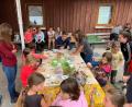 Bild: exb
Die Kinder basteln Dekogläser und bemalen sie mit nachtaktiven Farben.