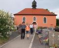Bild: rpp
An der Friedhofskirche beginnend, führte Pfarrer Klausfelder die Wanderer rund um Neustadt am Kulm.