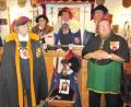 Bild: hl
Unsere Bilder zeigen um den Stuhl des Verstorbenen, auf dem Hochsitz v.l. Ottokar von Heydegg, Werner von Podewils, Freiherr Wolf vom Seegrund und vorne Lancelot du Lac (links) und Prior Junker Friederich sowie ein Konterfei Herbert von Podewils in ritterlicher Gewandung und als Prior.