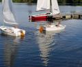 Bild: mma
Mit den kleinen Booten, sogenannten „Optimisten“, kreuzten die Teilnehmer durch das Wasser im Hüttener Weiher.