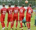 Bild: Hubert Ziegler
So gut wie kein Durchkommen gab es für die DJK Gebenbach im Spiel gegen den ASV Cham, hier bei einer Abwehrmauer mit den beiden Ex-Ambergern Friedrich Lieder (Nr. 9) und Michael Plänitz (Nr. 18). Die besten Chancen hatten Lukas Libotovsky (rechts), der alleine vor dem ASV-Schlussmann vergab, und Fabio Pirner (links) mit einem Freistoß in der Schlussminute.