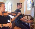 Bild: no
Ronja Rosemann an der Geige und Roland Nitzbon an der Orgel spielen für die Renovierung des Glockenturms in St. Magdalena.