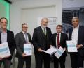 Bild: SWW Wunsiedel/exb
Die Absichtserklärung zur Kooperation beim Elektrolyse-System ist unterschrieben. Im Bild von links Ingo Rießner (Rießner-Gase GmbH), Marco Krasser (Geschäftsführer SWW Wunsiedel), Bürgermeister Karl-Willi Beck, Bernd Koch (Leiter Siemens Dezentrale Energiesysteme Deutschland), Eric Michael Klein (Siemens Corporate Technologies).