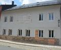 Bild: jr
Das ehemalige Spross-Haus von der Bahnhofstraße aus gesehen wird derzeit komplett saniert und als Wohnort auf Vordermann gebracht. Ab erstes Quartal 2020 können die beiden Wohnungen bezogen werden.