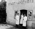 Bild: hev
Professor Josef Krieglstein (links) als junger Pharmaziepraktikant in der Stadt-Apotheke Eschenbach.