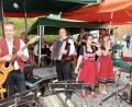 Bild: arw
Die Sängerinnen Sonja Träger und Elke Hackbarth (von rechts) begeistern das Publikum. Leiter Gerhard Träger (Mitte) freut sich über die gute Stimmung bei der Serenade.