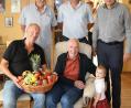 Bild: njn
Zum 80. Geburtstag von Peter Neumann (erste Reihe zweiter von links) gratulierte der Schachclub mit Vorsitzendem Wolfgang Hofmann (sitzend links) und Anton Arnold, Stefan Schramm und Franz Weiß. Mit auf dem Bild Neumanns Enkelin Eleonore.
