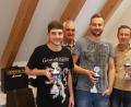 Bild: exb
Für eine faustdicke Überraschung sorgt (vorne, von links) Maximilian Hauer als Sieger der Schach-Stadtmeisterschaft vor Lukas Pilhöfer und Dieter Margraf. Hinten der Vorsitzende Ottmar Mühlberger.