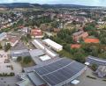 Bild: dtr
Statt sie zu sanieren, lässt der Landkreis Tirschenreuth die Kemnather Realschule (links) ein paar Meter weiter neu bauen. Dafür vorgesehen ist die Wiese zwischen Berndorfer und Badstraße (rechts). Im Vordergrund ist die Mehrzweckhalle zu sehen.