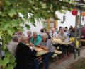 Bild: hir
Stilecht unter Blättern und Trauben hatten sich viele Gäste im Klosterhof eingefunden, um zusammen mit der Stadtkapelle einen lauschigen Abend beim Weinfest zu genießen.
