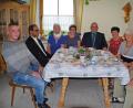 Bild: enz
Marianne Philipp (Zweite von rechts) feierte ihren 80. Geburtstag. Es gratulierten Partner Georg Helm, Edeltraud Köstler in Vertretung des Pfarrgemeinderates, Bürgermeister Klaus Meyer, Seniorenbeauftragte Beate Ott, Elfriede Fastner, Pfarrer George Parankimalil und der stellvertretende Vorsitzende des OWV Thomas Küblböck (von rechts)