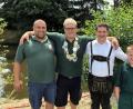 Bild: bgm
Zur Proklamation des neuen Fischerkönigs Marco Meierhöfer (Zweiter von links) gratulieren erster Vorsitzender Tobias Hacker (Zweiter von rechts) mit seinem Junior Tamino und zweitem Vorsitzender Urban Zirngibl (links).