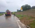 Bild: Hirsch
Einsatz der Feuerwehr auf der verdreckten Straße zwischen Schwarzenfeld und Sonnenried.