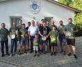 Bild: hm
Preisträger war Peter Kainz (Zweiter von links). Fischerkönig wurde Florian Reger (Fünfter von rechts). Unser Bild zeigt sie mit weiteren Geehrten.